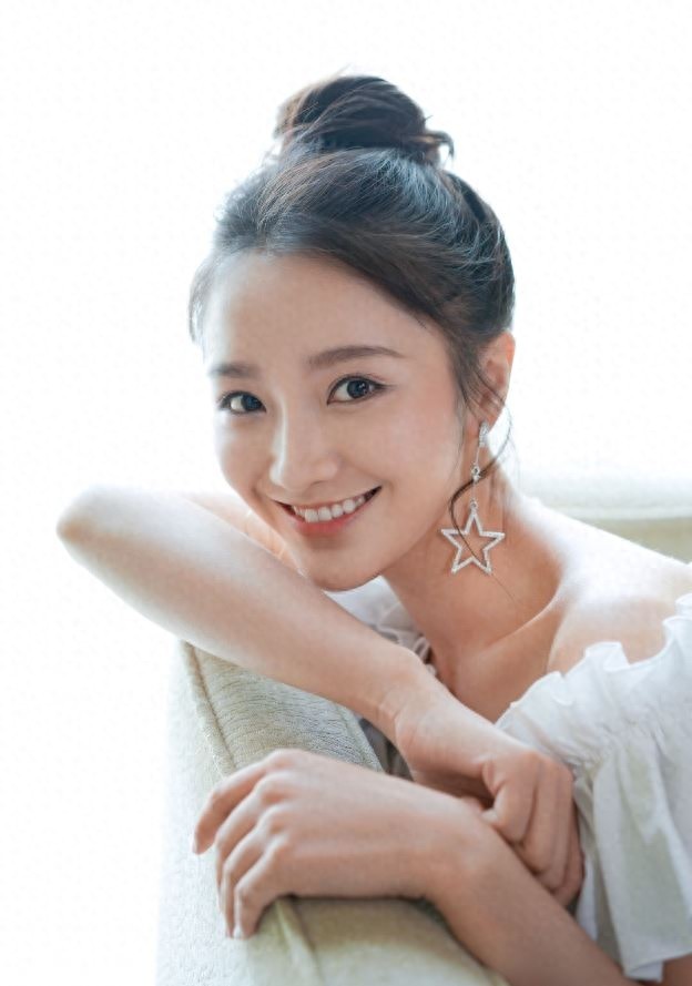 肖燕,出生于贵州贵阳,中国内地女演员,气质清新灵动