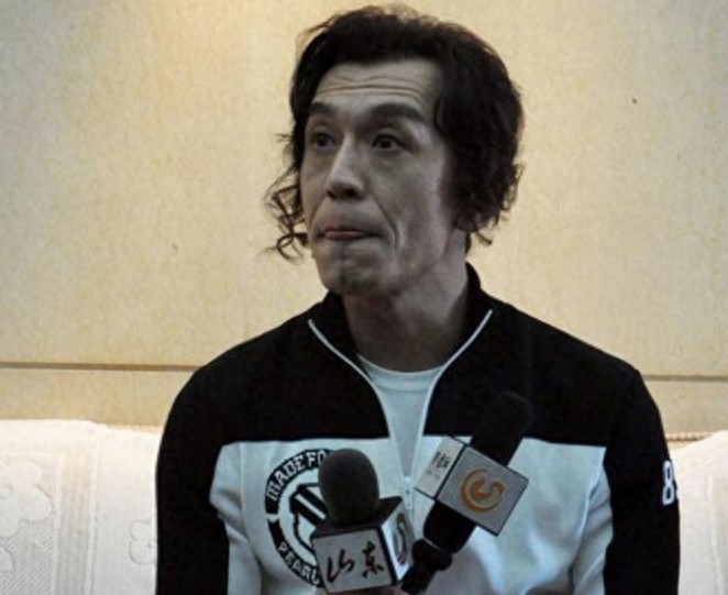 离开央视的著名主持人李咏,近照显苍老,妻子和女儿却貌美如花