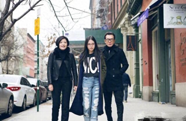 离开央视的著名主持人李咏,近照显苍老,妻子和女儿却貌美如花