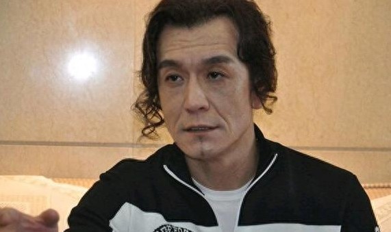 离开央视的著名主持人李咏,近照显苍老,妻子和女儿却貌美如花