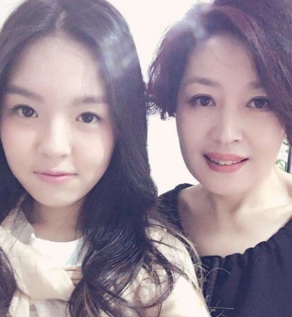 离开央视的著名主持人李咏,近照显苍老,妻子和女儿却貌美如花