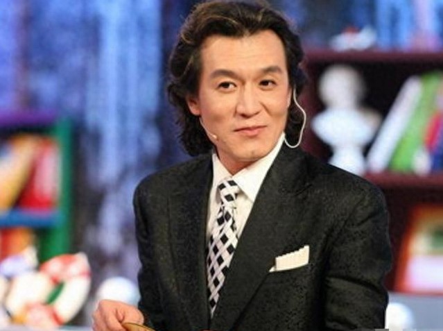 离开央视的著名主持人李咏,近照显苍老,妻子和女儿却貌美如花