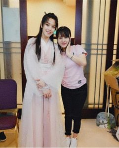 ​“小女花不弃”邢恩终于回归女装，造型难改，花费六、七个小时