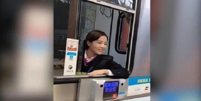 ​“微笑收费员”走红：有人来四次要微信 不想做“网红”