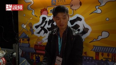 ​福州：网红山东小伙花式制作棉花糖 一天赚一万
