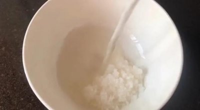 ​江米条也就是我们俗称的“金枣”，酥脆可口，十年来一直如此制做
