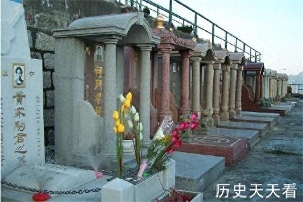 实地探访黄家驹香港墓地,墓葬极其普通,祭拜者不断