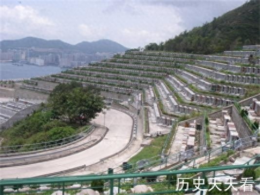实地探访黄家驹香港墓地,墓葬极其普通,祭拜者不断