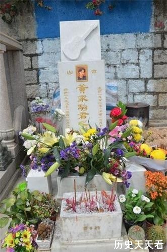 实地探访黄家驹香港墓地,墓葬极其普通,祭拜者不断