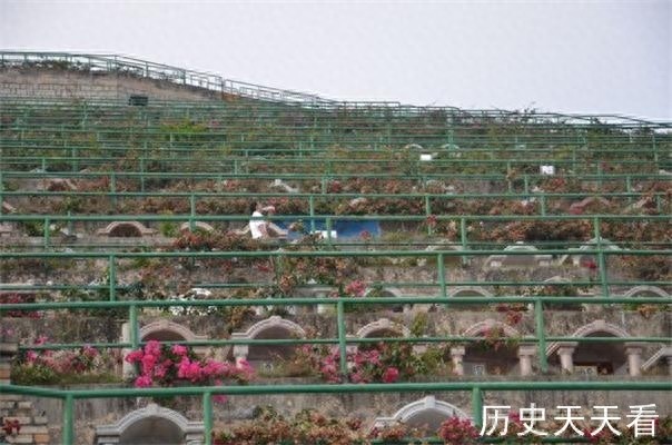 实地探访黄家驹香港墓地,墓葬极其普通,祭拜者不断