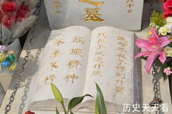 实地探访黄家驹香港墓地,墓葬极其普通,祭拜者不断