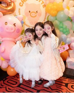 ​方媛与女儿温馨合影展现母爱光辉，晒出孩子心意礼物幸福感满满