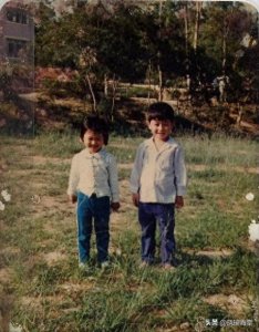 ​90年，我当兵入伍，女朋友和我分手，后来我娶了送我围巾的女班长