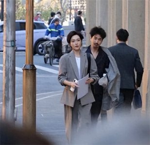 ​唐嫣短发惊艳外滩，模范夫妻的爱情保鲜秘籍？