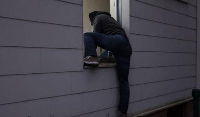 ​如果遭遇歹徒入室盗窃或抢劫，应该怎么办？如何保护自己的安全？