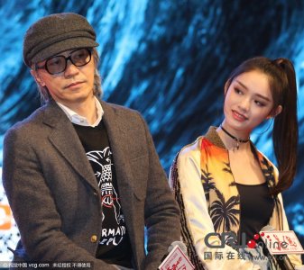 ​邓超跪拜小朋友 星女郎遭吐槽颜值不敌礼仪美人鱼