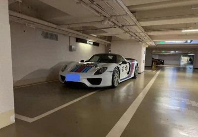 ​钢铁老板的保时捷918，4个轮毂51万，配置到顶，国内仅两台