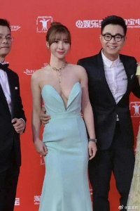 ​柳岩为了大鹏真的太给力怪不得能成为好姐妹项链也戴得恰到好处