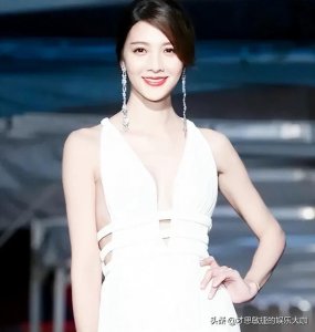 ​吴亚馨：美貌容颜，性感标配