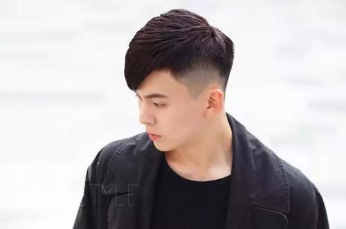 短刘海发型男适合各种脸型(适合高发际线男生的3款刘海发型)(6)
