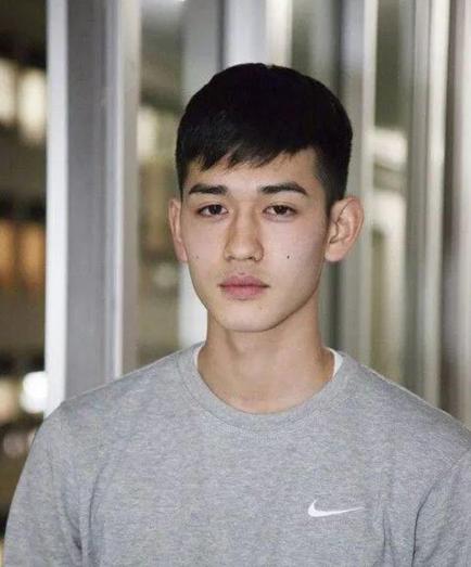 短刘海发型男适合各种脸型(适合高发际线男生的3款刘海发型)(7)