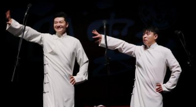 ​德云社又一位演员人设崩塌，曾经的江湖浪子，如今舞台上跳比心舞