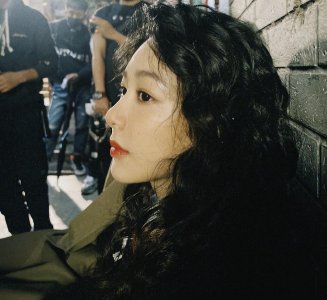 ​国民闺女杨紫 一头大波浪 热搜百万点赞，终于不在古偶剧了