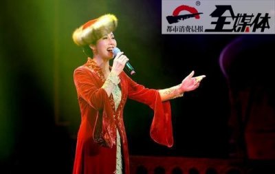 ​百灵鸟飞回新疆开演唱会，乌鲁木齐的男女老少都听出了“爱”