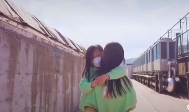 李小璐晒亲子照(李小璐520抱女儿出行)(7)