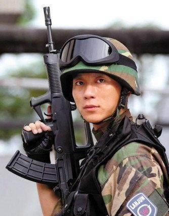 李晨原来是军二代! 李晨全家曝光, 背景大到不像话