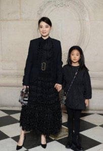 ​梅婷：49岁依旧优雅魅力，探讨星妈心态与外貌的真实传承