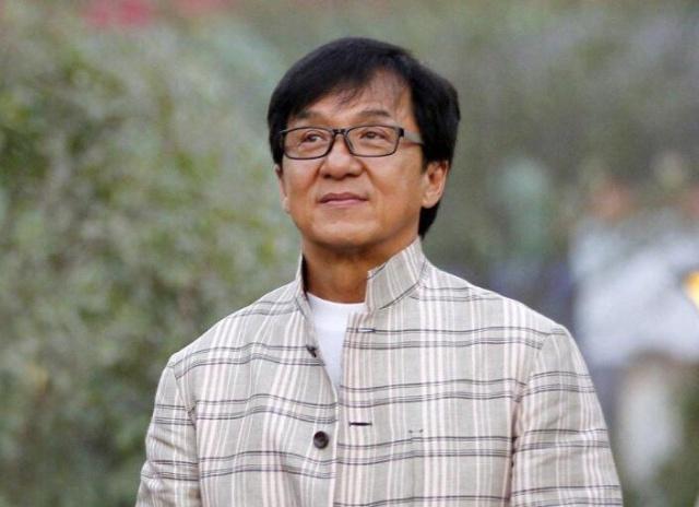 成龙双眼皮是割的,单眼皮照曝光!网友:很自然