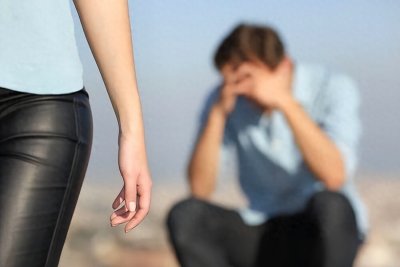​女子嫌弃男友穷，半夜三更偷偷打电话，还送东西给对方