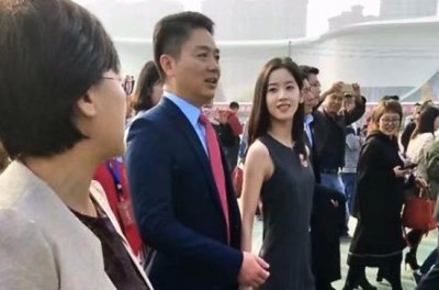 ​刘强东偕妻返乡参加母校校庆忆年少，称现仍每天工作16小时