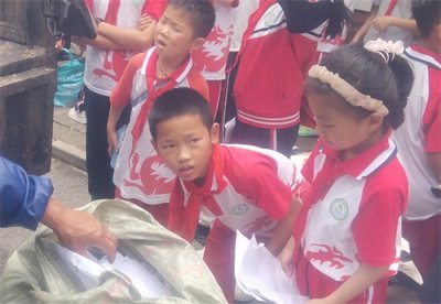 ​当垃圾遇上童趣创意 看这所学校如何“点废成金”