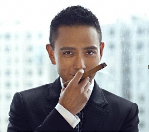 曾打败张国荣成金马影帝,却为救小女孩被烧毁容!