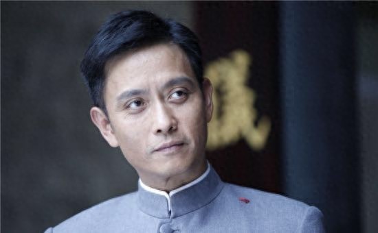 曾打败张国荣成金马影帝,却为救小女孩被烧毁容!