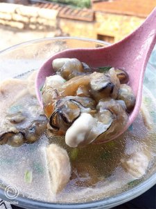 ​过年家宴这道海蛎汤最受欢迎，清甜鲜美，做法很简单，十分钟出锅