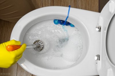 ​厕所堵了怎么办？4个简易疏通法轻松搞定，自己动手，少花冤枉钱