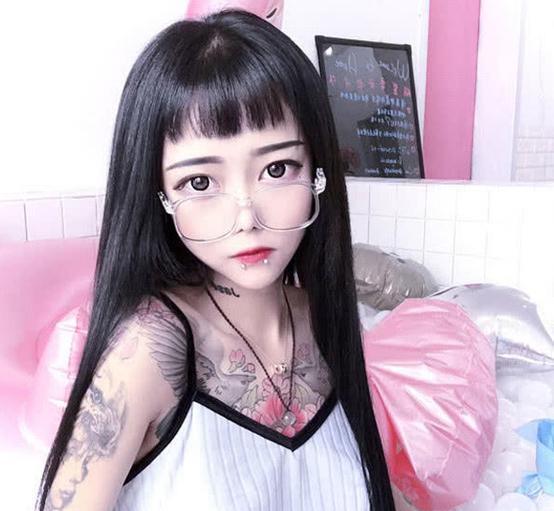 杨清柠闺蜜起床开直播，看到她的素颜后，网友: 一言难尽