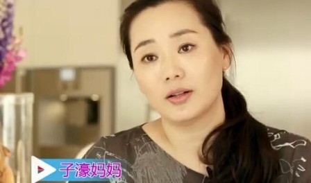 46岁林依轮的名模妻子西华近照