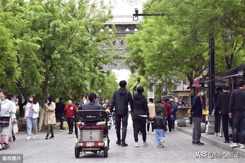 潍坊青州古城好玩吗?实拍五一假期游人在古城景区参观游览