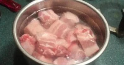 ​煮肉，用“开水”还是冷水？每次都做错！难怪煮出来血红血红的!