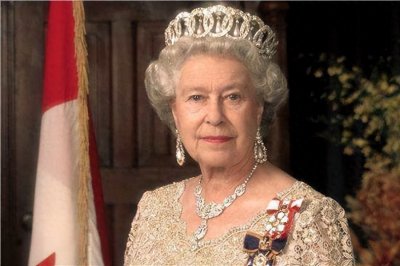 ​熬过15任首相的英国女王，36年前访华归还国宝，最早承认新中国