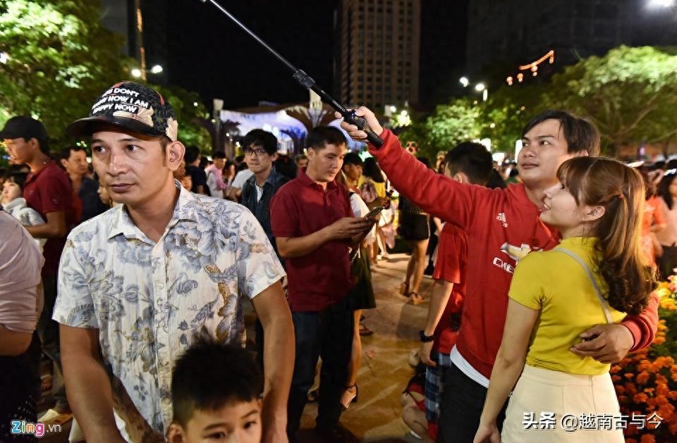越南胡志明市数万人夜里观赏最美花街，感受当地浓浓的年味