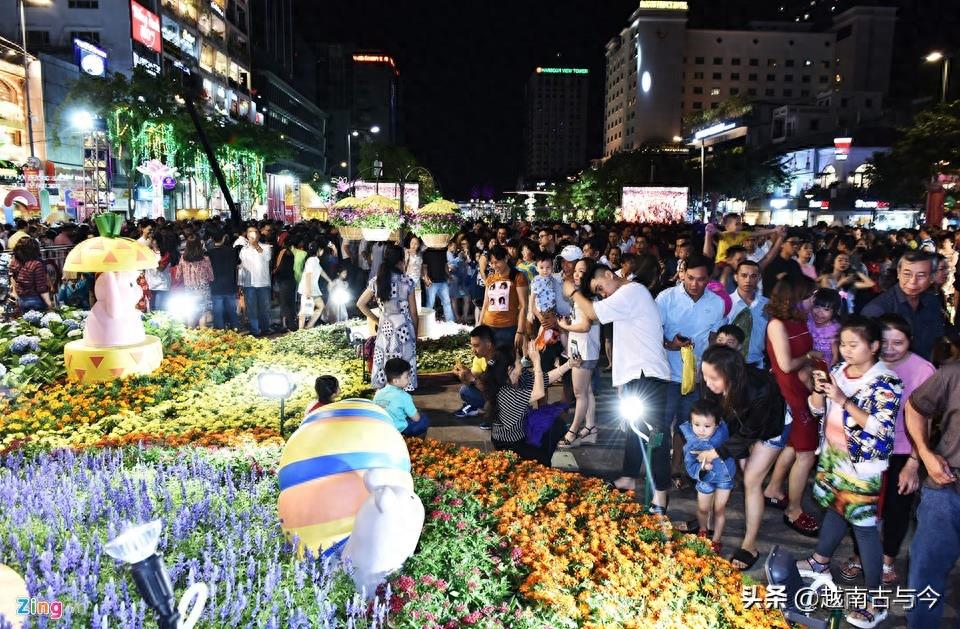 越南胡志明市数万人夜里观赏最美花街，感受当地浓浓的年味