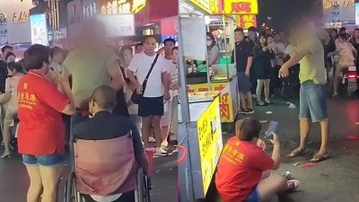 ​男子当街掌掴坐轮椅老人，一旁女子也被打倒，路人合力制服