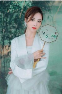 ​李思思：十年主持8次春晚，嫁初恋三年生两子，她的背景是她自己