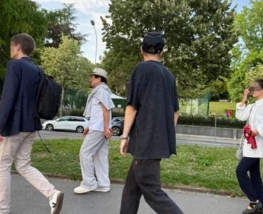 ​71岁成龙和42岁儿子房祖名在瑞士罕见同框！手机成最大亮点