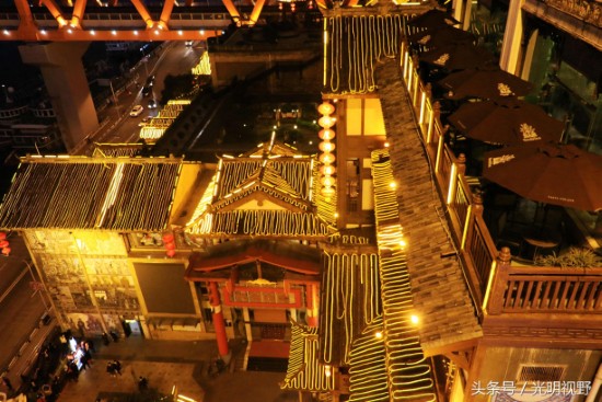 重庆最“魔性”的建筑,从1层坐电梯上11楼出门竟又是马路